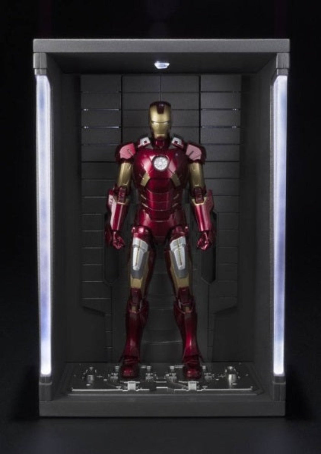 SH FIGUARTS IRONMAN MK-7 AND HALL OF ARMOR - 55100 - Anotoys Collectibles