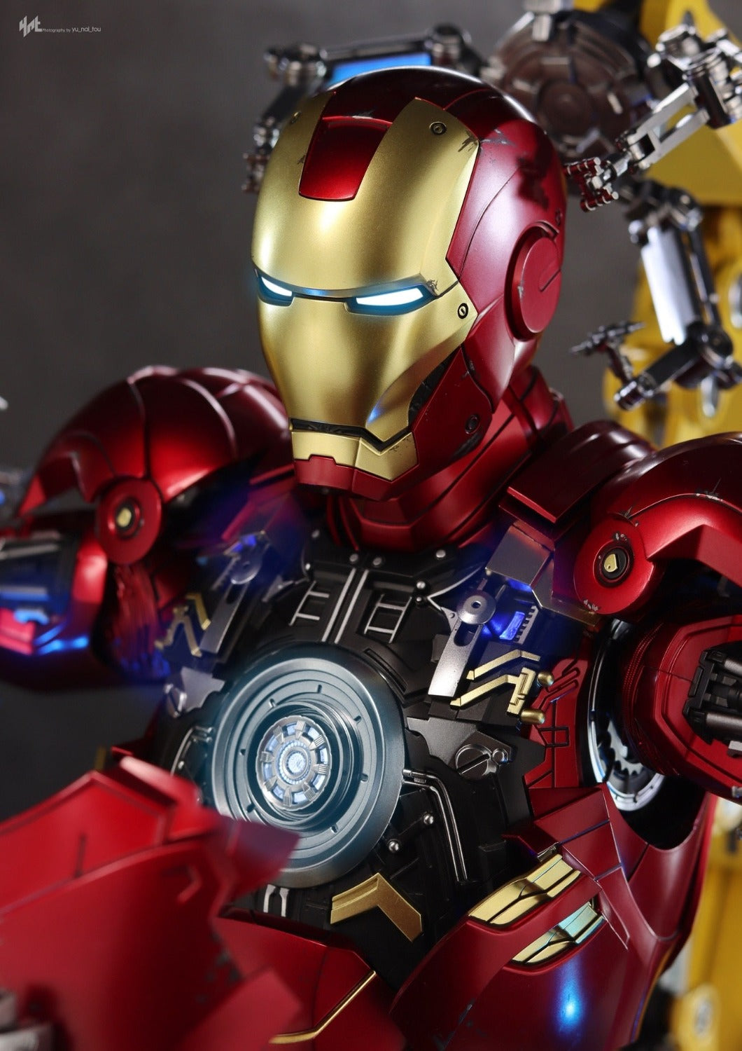 HOT TOYS IRON MAN 2 : IRON MAN MARK IV WITH SUIT-UP GANTRY QS021 - Anotoys Collectibles
