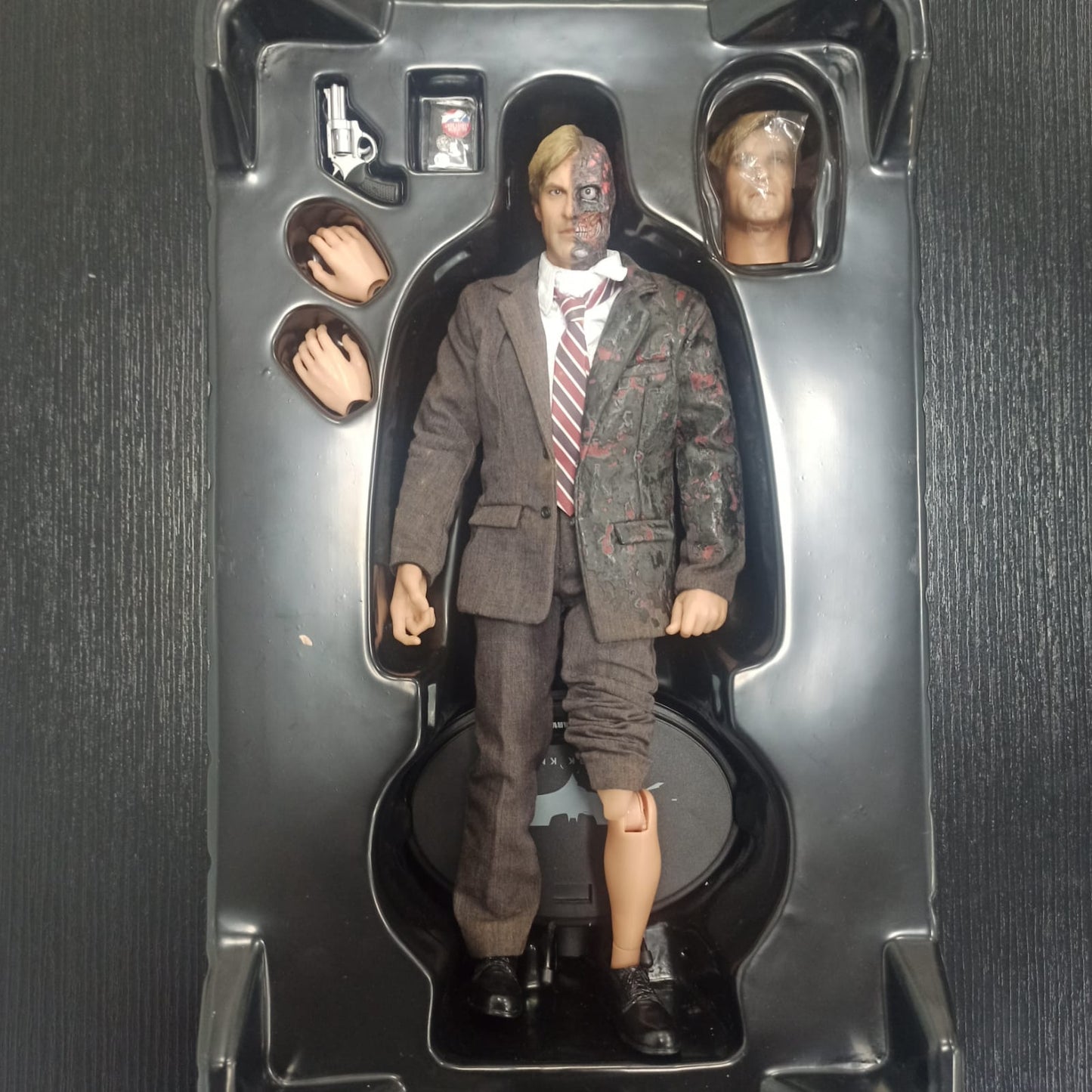 HOT TOYS THE DARK KNIGHT: TWO FACE / HARVEY DENT 1/6 Scale Action Figure - MMS81-D - Anotoys Collectibles