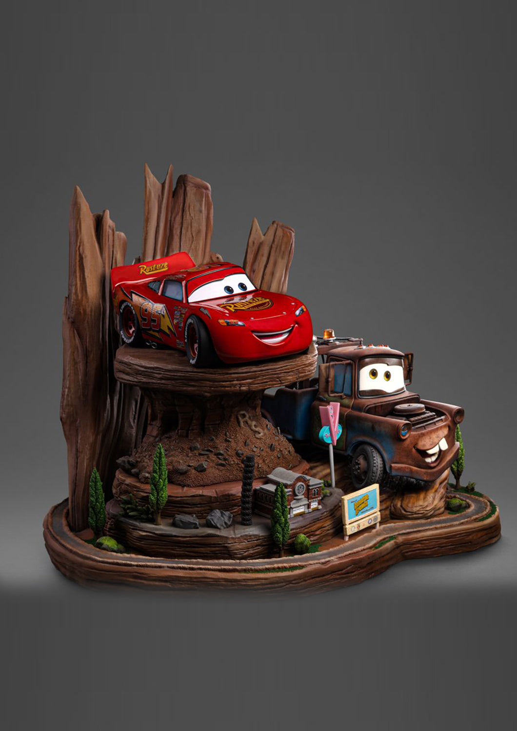 IRON STUDIOS LIGHTNING MCQUEEN & TOW MATER DELUXE ART SCALE 1/10