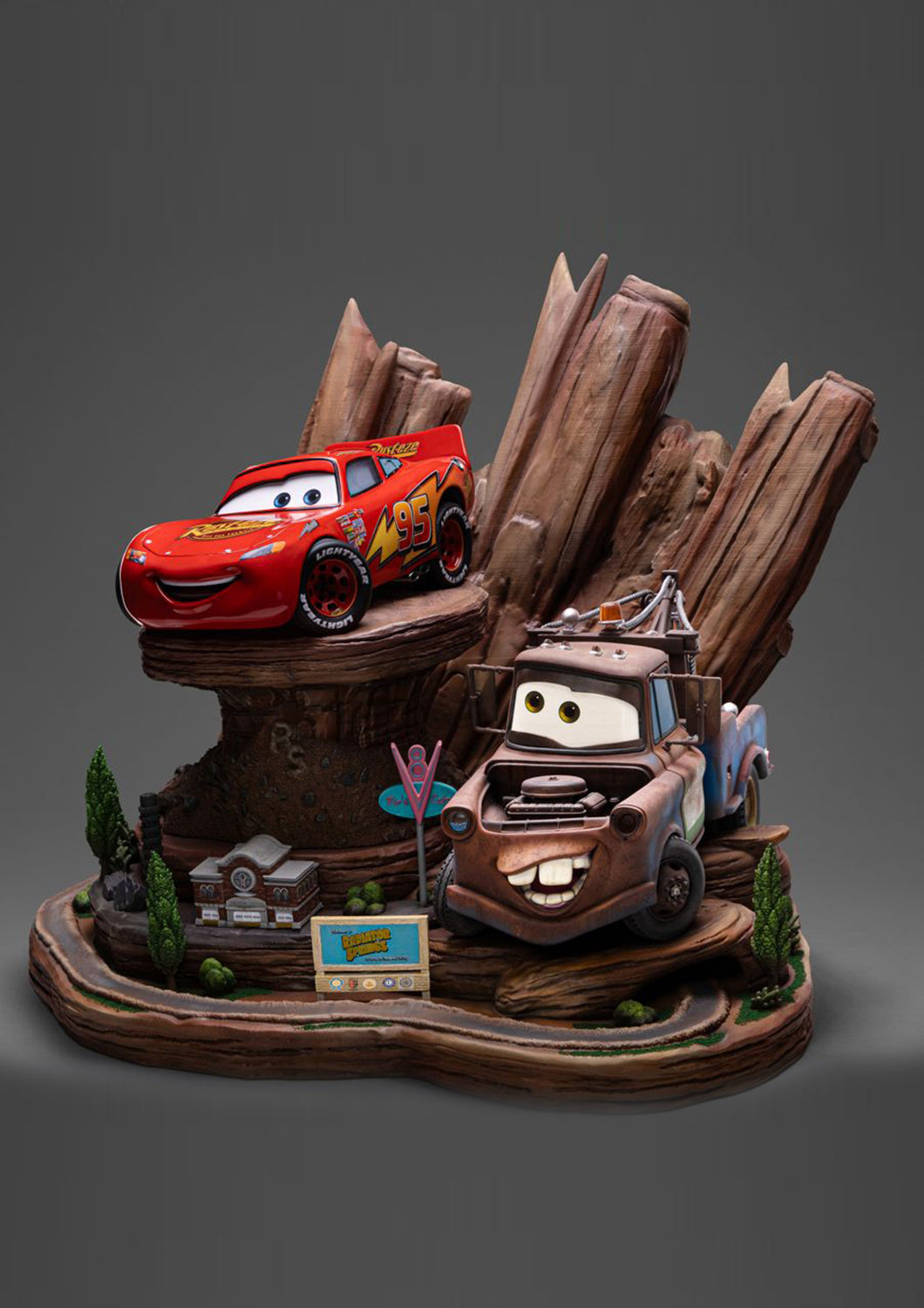 IRON STUDIOS LIGHTNING MCQUEEN & TOW MATER DELUXE ART SCALE 1/10